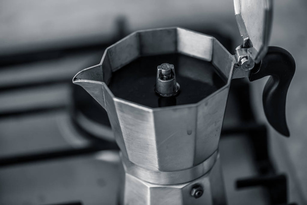 Заварювання кави в кавоварці
 - Фото, зображення