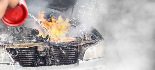 Auto branden op parkeerplaats omdat elektrische korte probleem - Foto, afbeelding