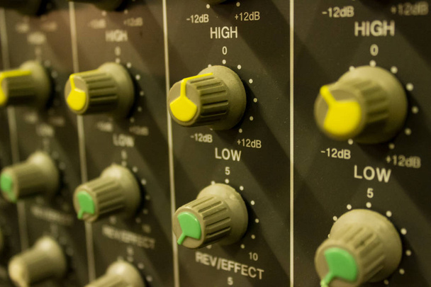 Gros plan du mixeur audio du studio de musique
 - Photo, image