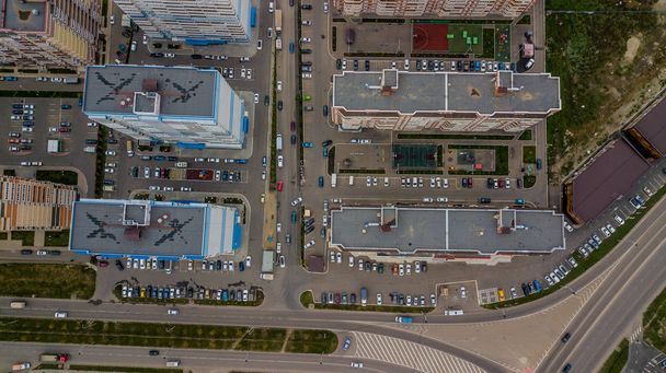 Вид сверху вниз на здания, улицы с автомобилями в городе Соснодар, Россия
 - Фото, изображение
