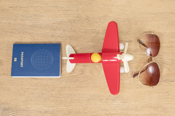 Con passaporto per volare via in vacanza
 - Foto, immagini