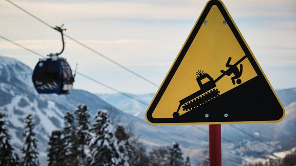 Цей жовтий знак поблизу швейцарського села Венген (Berner Oberland) попереджає нас для небезпека снігопади і лавини. - Фото, зображення
