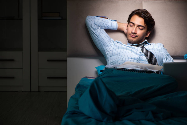 Empresário cansado trabalhando horas extras em casa à noite - Foto, Imagem