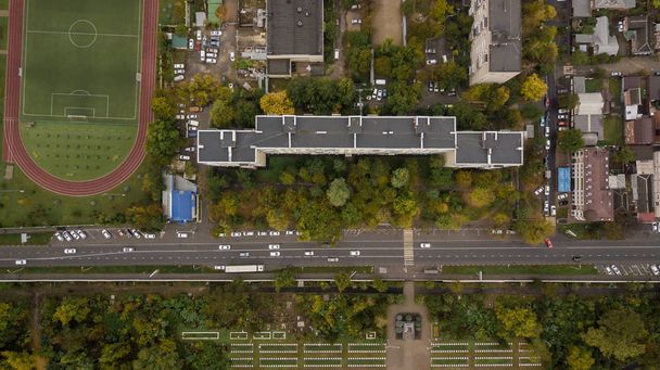 Shora dolů zobrazení budov, ulice silnice s auty ve městě Krasnodar, Rusko - Fotografie, Obrázek