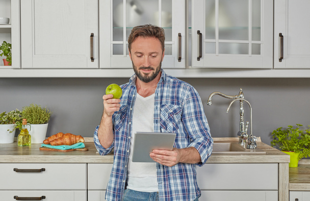 Человек с яблоком и цифровой планшет
 - Фото, изображение