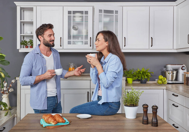 Fiatal pár, a konyhában, reggel - Fotó, kép