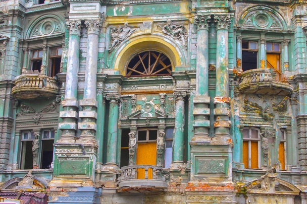 edificio barroco arruinado antigua fachada
 - Foto, Imagen