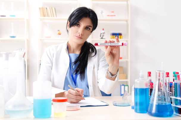 Female chemist working at the lab   - Foto, afbeelding