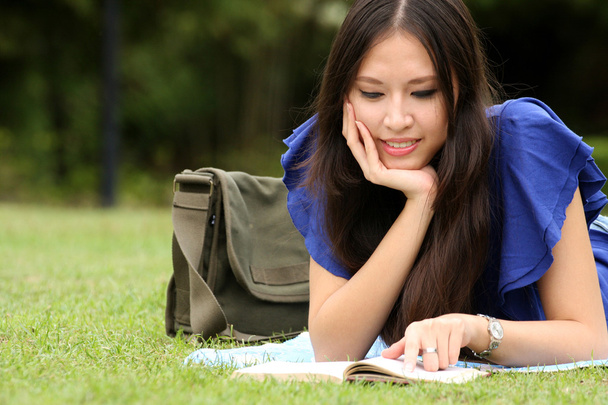 Mujer bastante joven leyendo su libro en el parque
 - Foto, imagen