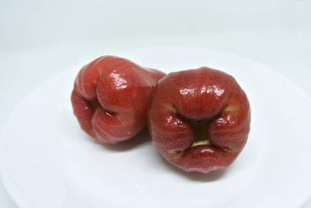 Рожеве яблуко фрукти або наукова назва - Самаранг. Водні смачні фрукти свіжі зібрані з ферми ізольовані на білому тлі
.   - Фото, зображення