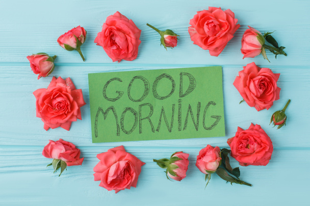 Megjegyzés: a jó reggelt kívánság és szétszórt virágok. - Fotó, kép