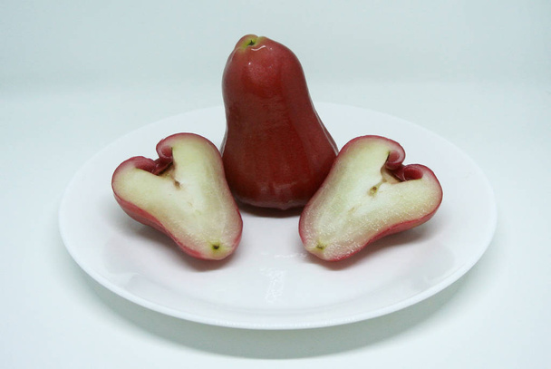 Rose apple fruit of de wetenschappelijke naam is Djamboe Semarang. Waterige heerlijke fruit vers geoogst uit de boerderij geïsoleerd op witte achtergrond.   - Foto, afbeelding