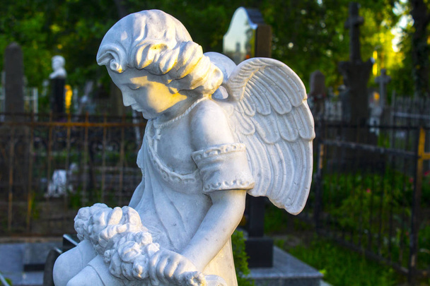 régi súlyos angyal sírkő szobor - Fotó, kép