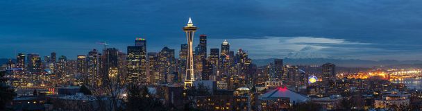 Panorama della città di Seattle al tramonto. Downtown Seattle paesaggio urbano di notte
 - Foto, immagini
