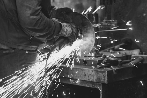 Sierras de trabajo chispas de hierro
 - Foto, Imagen