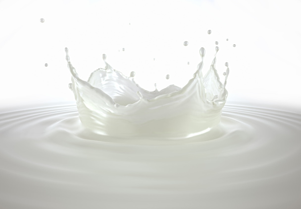 Melk kroon splash, spetteren in melk zwembad met rimpelingen. Zijaanzicht op witte achtergrond. - Foto, afbeelding