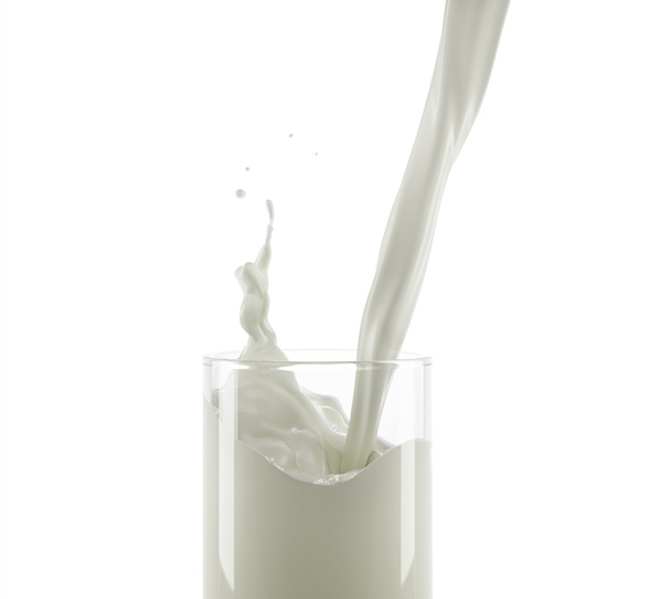 Melk gieten in een glas met weinig splash. Close-up zijaanzicht. Op witte achtergrond. Uitknippad opgenomen. - Foto, afbeelding