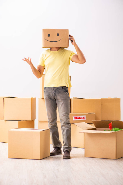 Homme heureux avec boîte au lieu de sa tête  - Photo, image