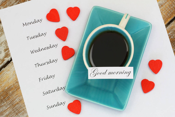 Доброе утро с чашкой чая и днями недели, перечисленными на белой бумаге
 - Фото, изображение
