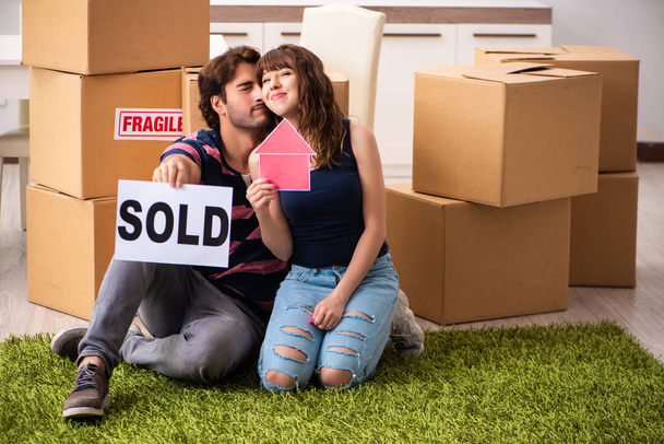 Familia joven vendiendo su casa
 - Foto, Imagen