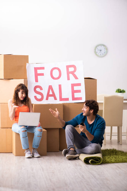 Jonge familie biedt huis te koop en te verhuizen - Foto, afbeelding