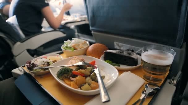 obchodní třídě letadlo jídlo - Záběry, video