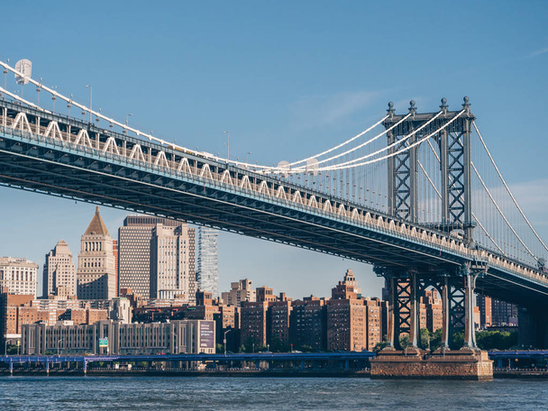 Manhattan Bridge in New York in de zomer - Foto, afbeelding
