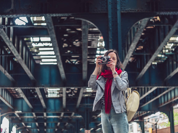 Nuori nainen retro valokuva kamera kadulla New Yorkissa
 - Valokuva, kuva