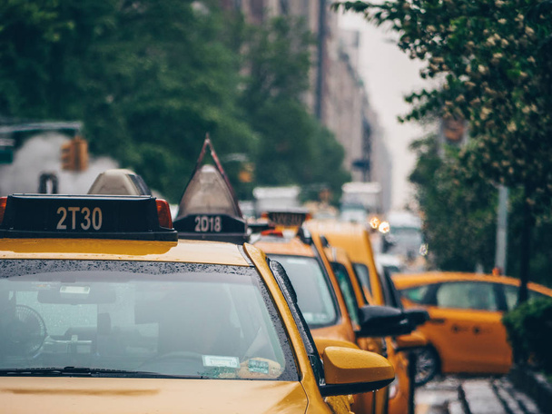 黄色のタクシー ニューヨーク市の路上で - 写真・画像