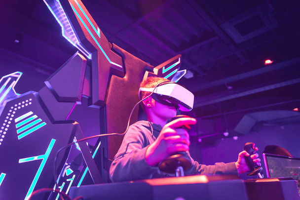Junge trägt VR-Headset im Virtual Reality Center - Foto, Bild