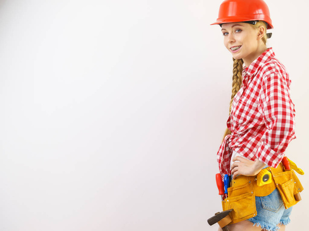 Ekose desenli gömlek olmak inşaat çalışmaları hakkında olumlu ve kask giymiş mutlu neşeli kadın. - Fotoğraf, Görsel