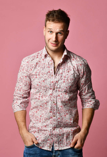 Young successful happy smiling business man in shirt standing posing on pink  - Fotoğraf, Görsel