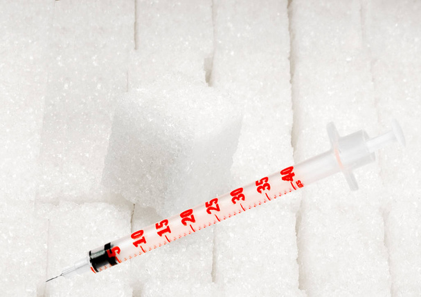 діабет інсулін ін'єкційні шприци цукор Концептуальна медицина ізольована на білому тлі
 - Фото, зображення