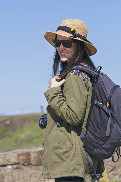 ビスカヤの海岸で一人で旅行する若い女性 - 写真・画像