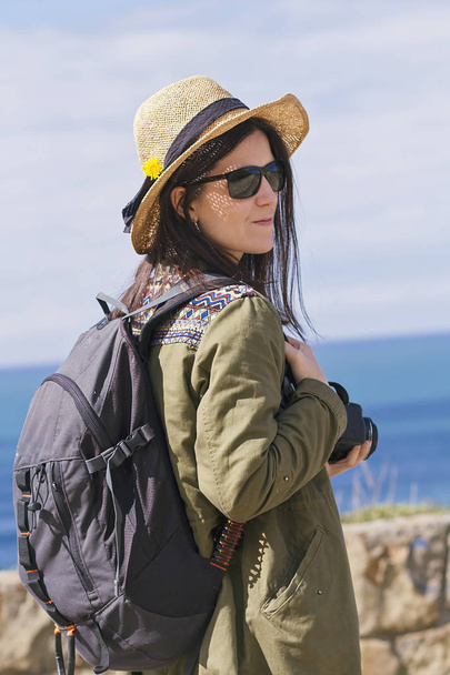 Genç bir kadın yalnız Vizcaya sahil seyahat - Fotoğraf, Görsel