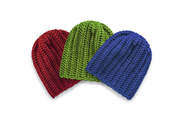 Chapéus de malha vermelhos, verdes e azuis. Chapéus de inverno de lã isolados em um fundo branco
 - Foto, Imagem