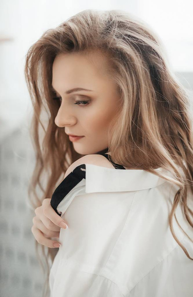 Hermosa joven posando en blusa blanca
  - Foto, Imagen