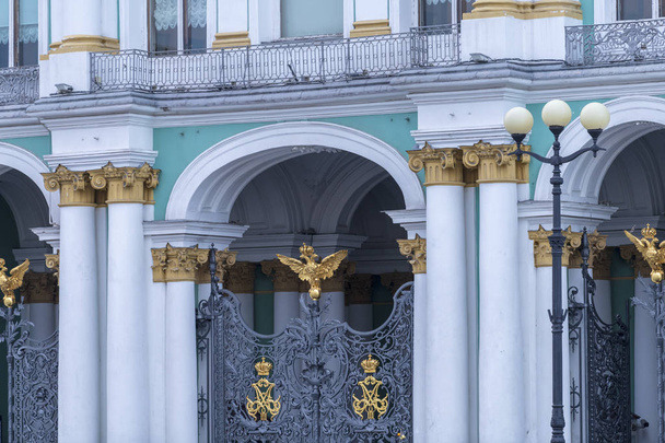 Fachada del Palacio de Invierno, sede del Museo del Hermitage, emblemático monumento de San Petersburgo, Rusia
 - Foto, imagen