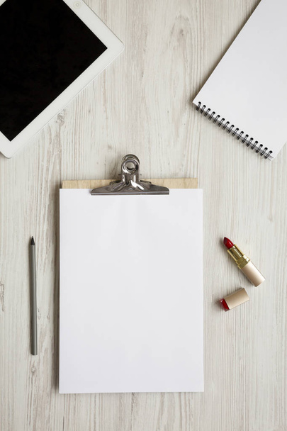 Spazio di lavoro femminile con matita, rossetto, tablet, blocco note e appunti, vista aerea. Posa piatta, vista dall'alto
. - Foto, immagini