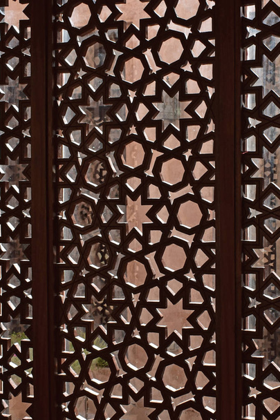 Коричневий дерев'яні сітки в арабському стилі. Взяті в Об'єднаних Арабських Еміратах поблизу Абу-Дабі. - Фото, зображення