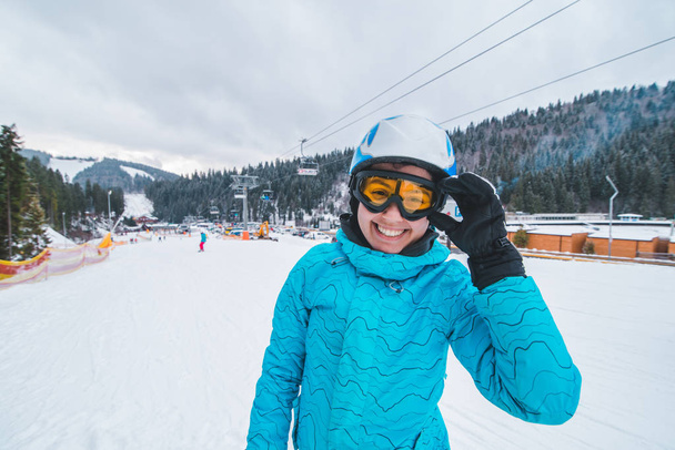 портрет молодой улыбающейся женщины в лыжном снаряжении. зимние виды спорта. весело провести время
 - Фото, изображение