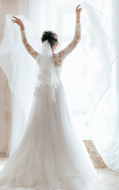 Beautiful young bride in white wedding dress posing  - Foto, afbeelding