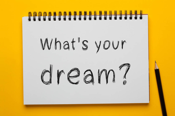 ¿Cuál es tu pregunta soñada escrita en el bloc de notas con lápiz sobre fondo amarillo? Concepto empresarial
. - Foto, Imagen