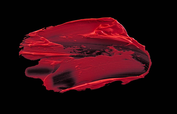 Rozmazaný rozmazaně rtěnka tah na černém pozadí izolované - Fotografie, Obrázek