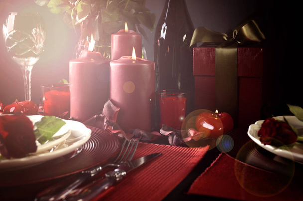 Ajuste romántico de la mesa de día de San Valentín con destello de lente
 - Foto, imagen
