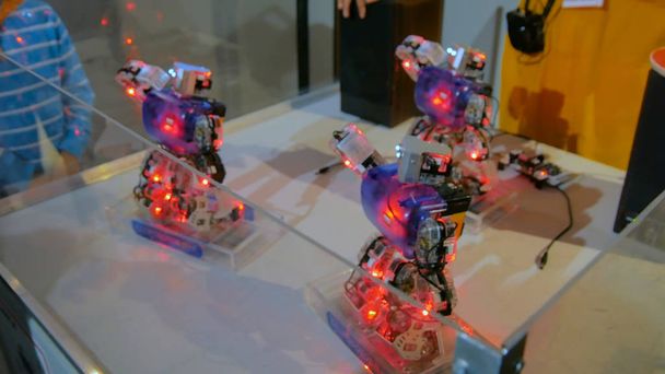 Ανθρωποειδή ρομπότ χορεύουν σε ρομποτική παράσταση - Φωτογραφία, εικόνα