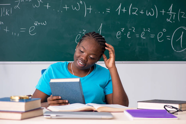 Černá studentka před tabuli   - Fotografie, Obrázek