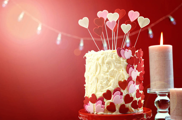Mesa de fiesta de San Valentín con corazón showstopper pastel con lente llamarada
. - Foto, imagen