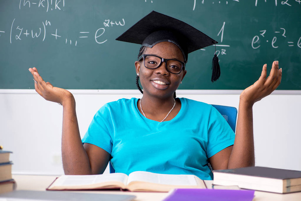 Черная студентка перед доской
   - Фото, изображение