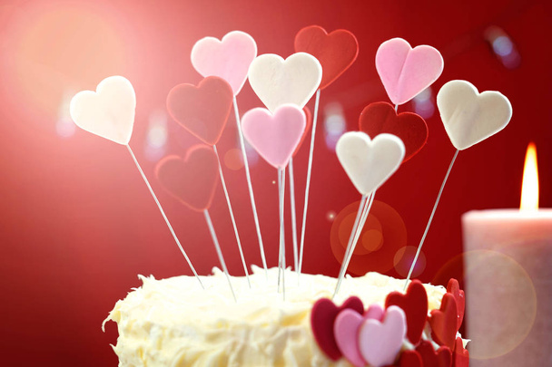 Valentin nap fél tábla showstopper szív torta, lencse fényfolt. - Fotó, kép